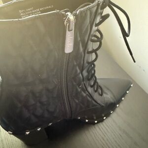 Chic Black Quilted Lace-Up Boots